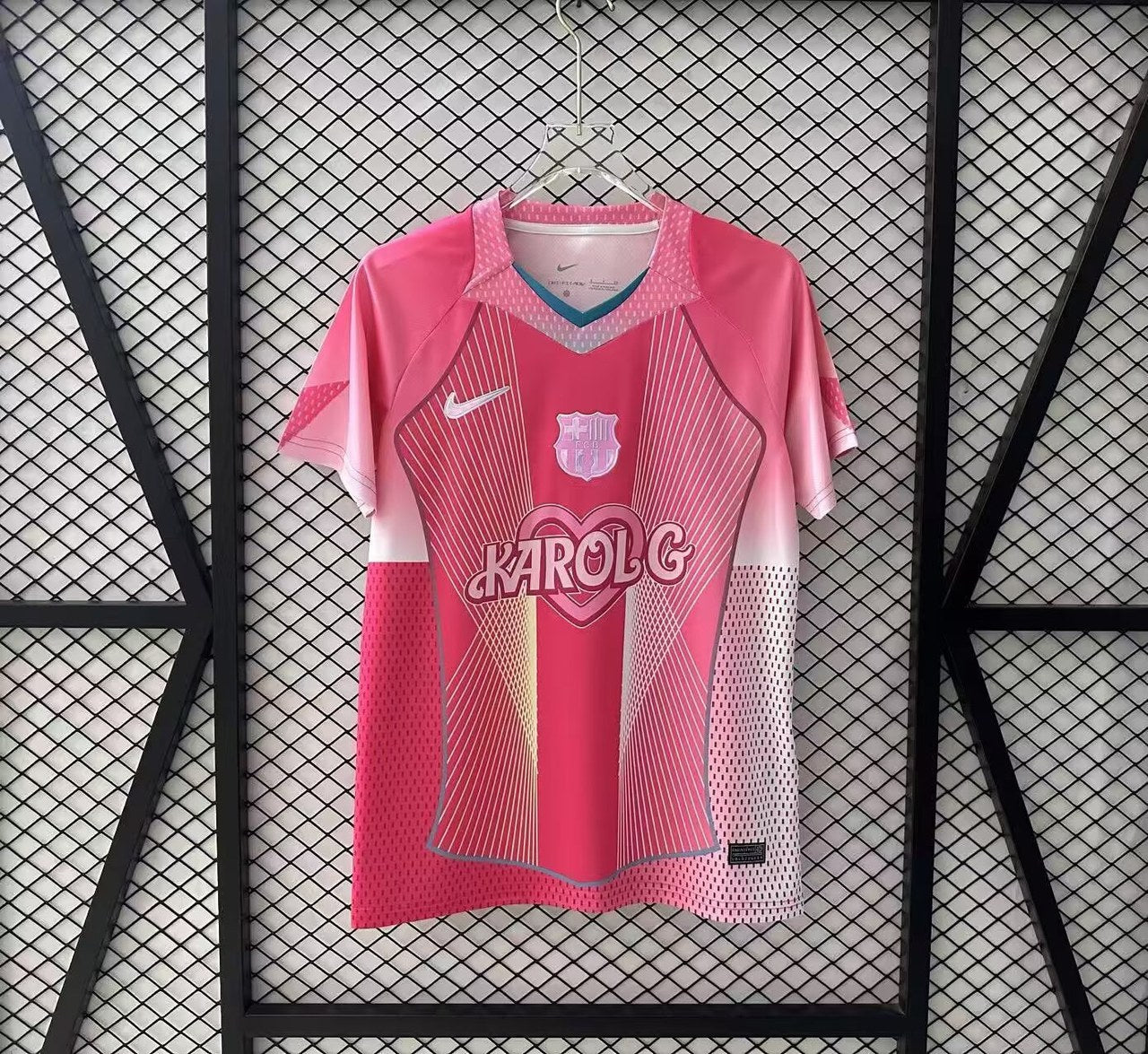 Barcelona Pink KAROLG Special Edition Fans Football Jersey 2025/2026 (广告版)