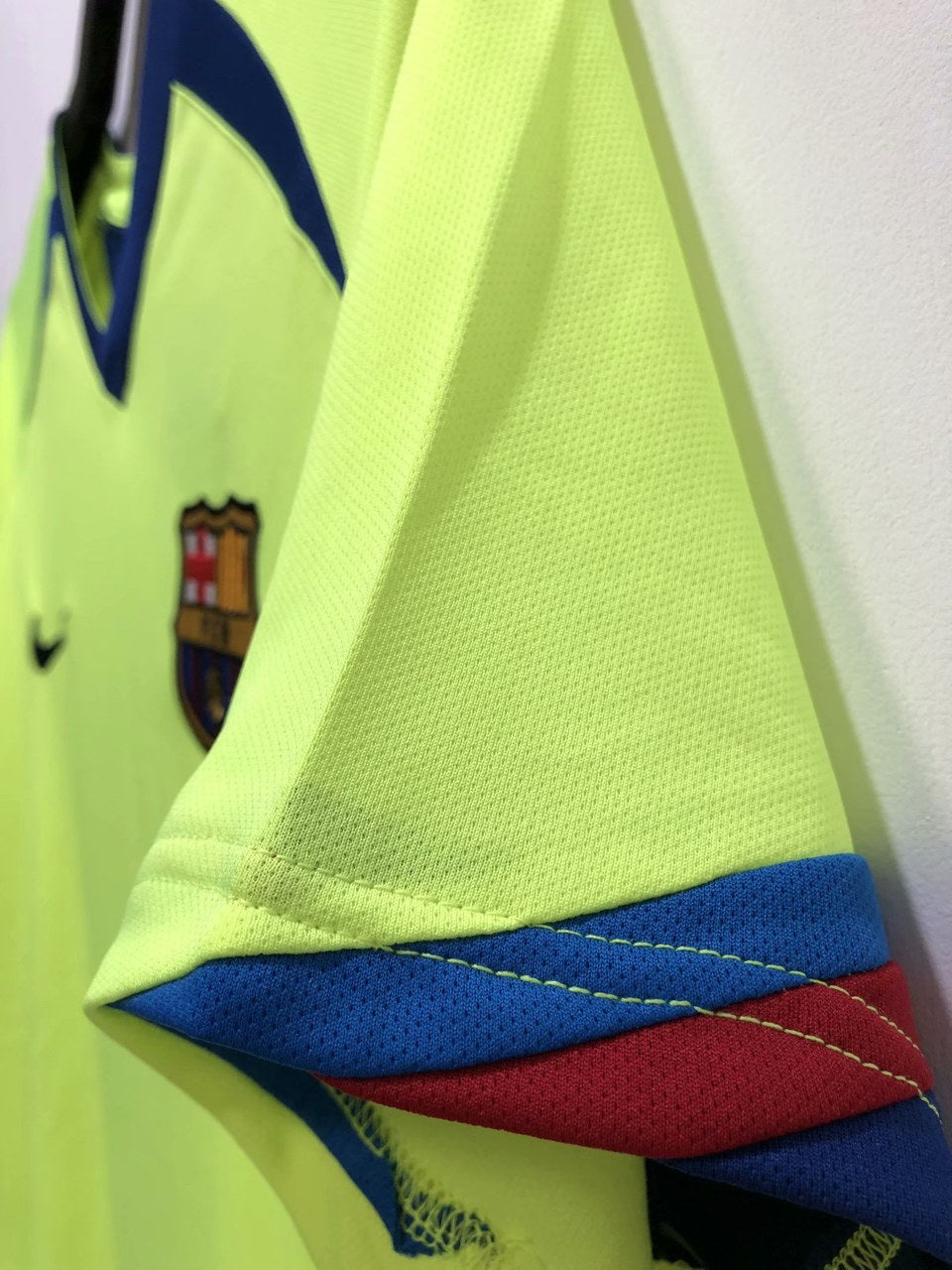 Retro Barcelona Away Football Jersey 2005/2006