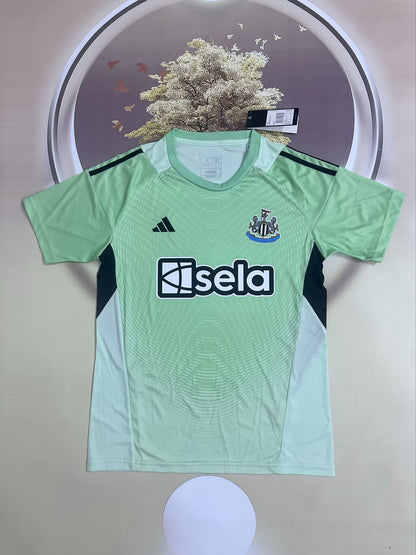 Newcastle United 2025/2026 Goalkeeper Fan Version Football Jersey