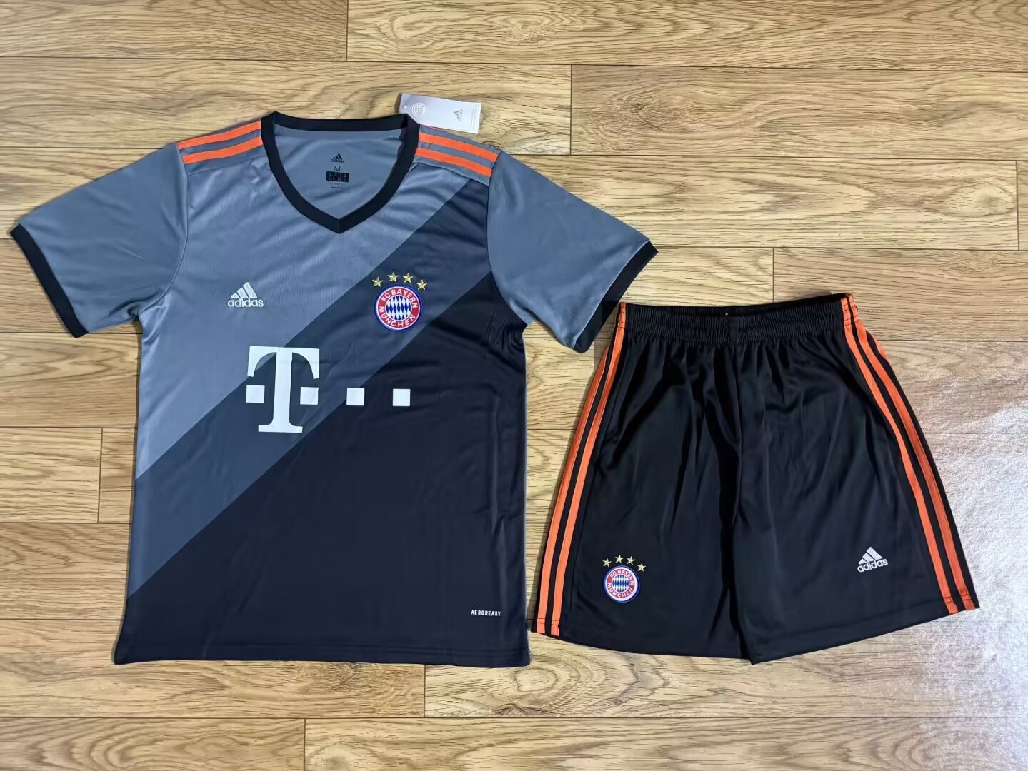 Retro Bayern Munich 2016/2017 Away Football Jersey