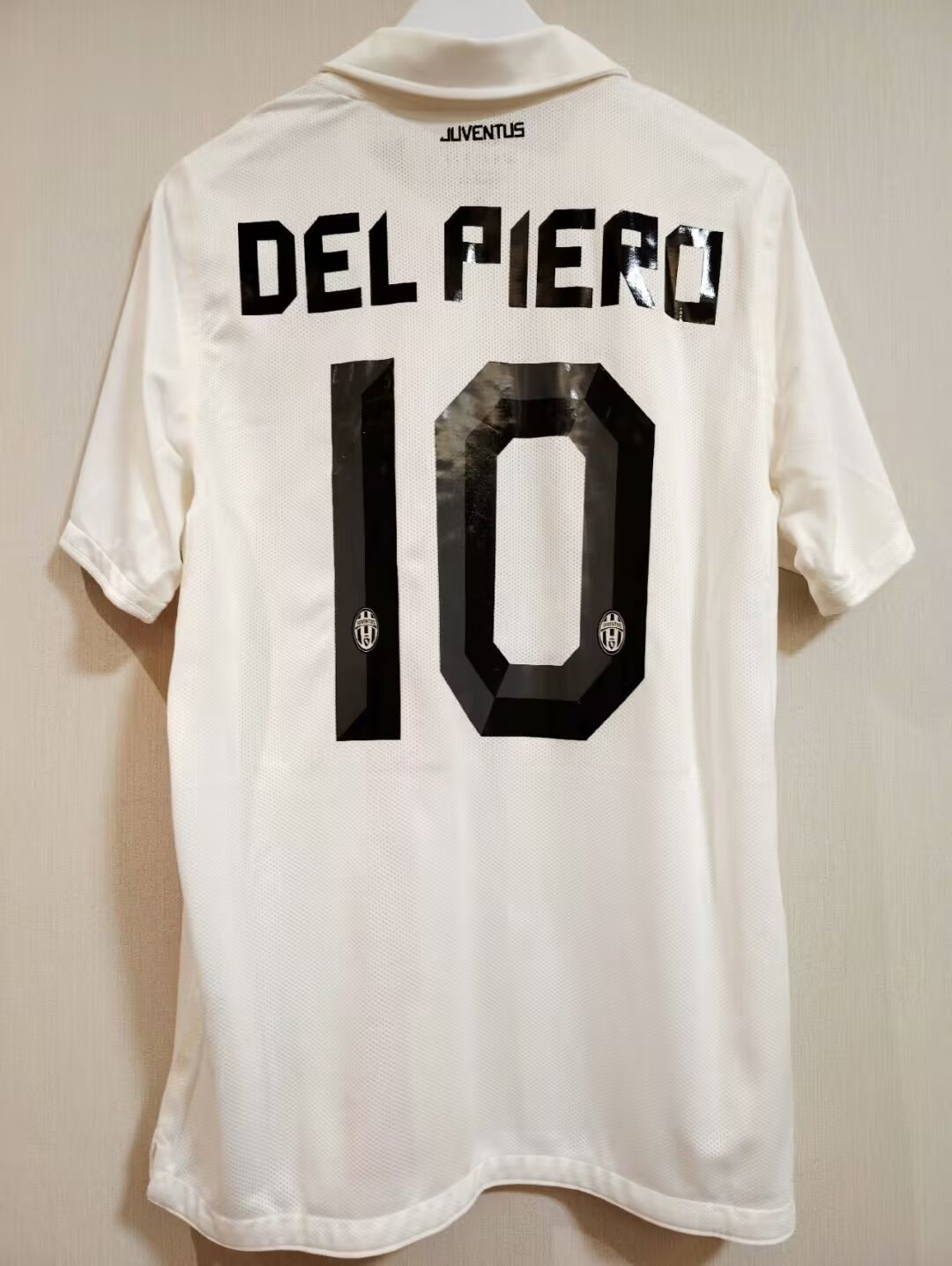 Retro Juventus 2010/2011 Away Football Jersey